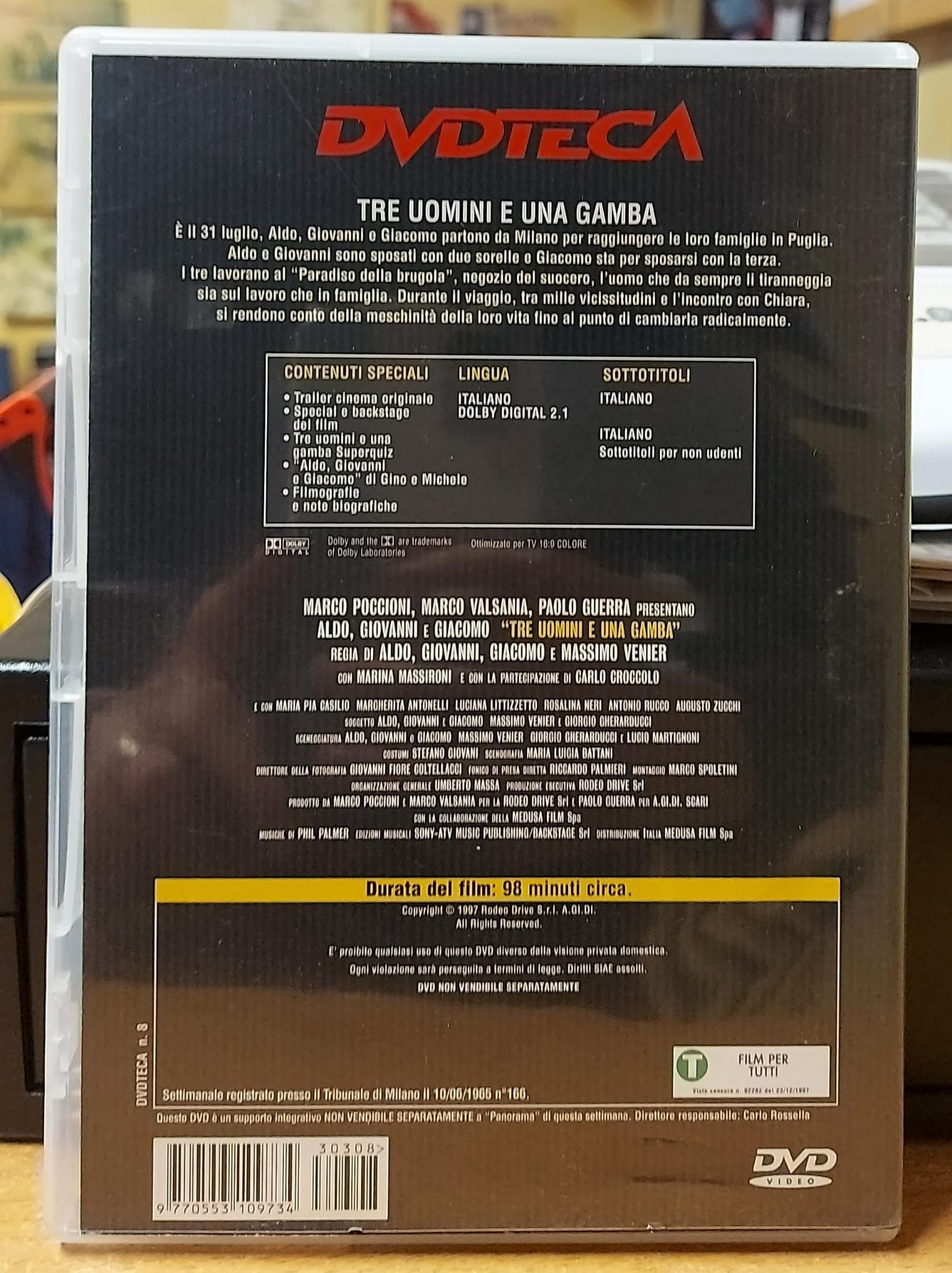 TRE UOMINI E UNA GAMBA