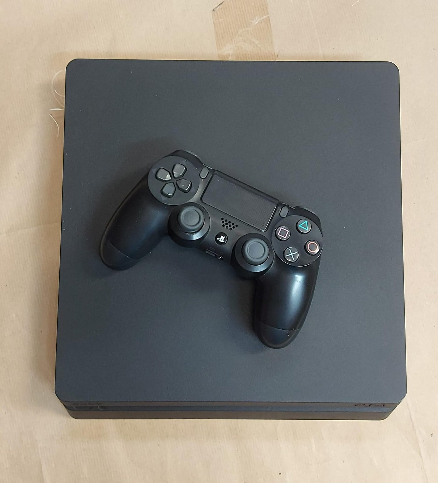 PLAYSTATION 4 SLIM 1 TB + 1 JOYPAD SONY + FIFA 21 COMPLETA DI TUTTO