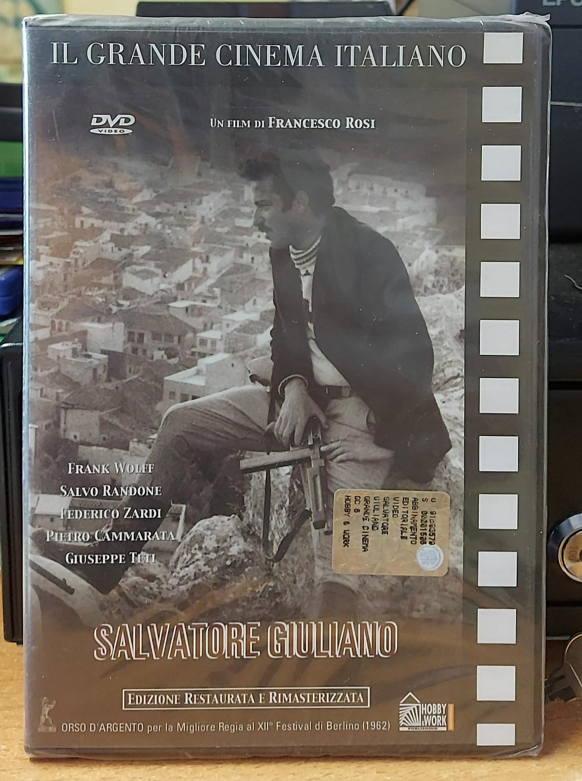 Retro copertina del DVD Salvatore Giuliano con trama e dettagli tecnici