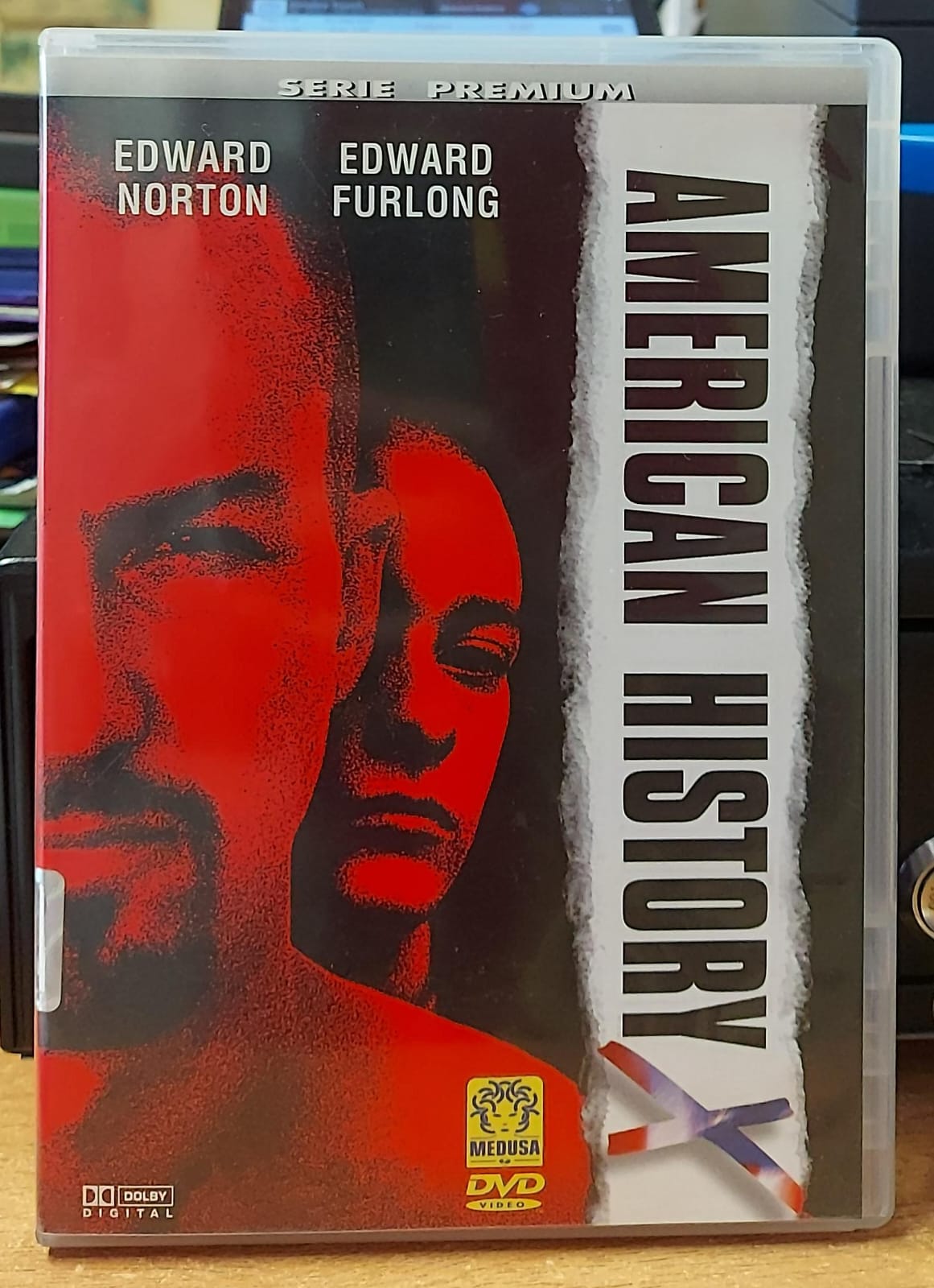 Retro della confezione DVD American History X con dettagli tecnici e codice a barre