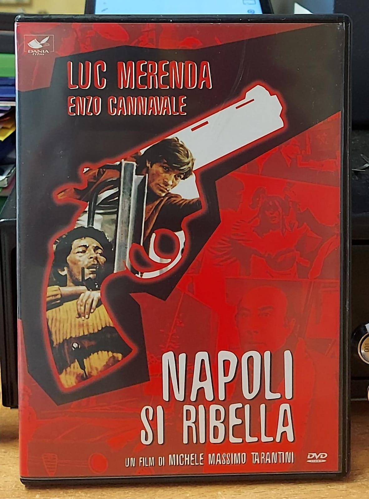 Retro della confezione DVD Napoli si ribella con trama e caratteristiche tecniche