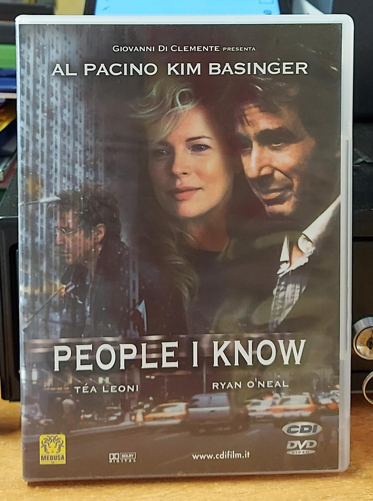 Retro del DVD People I Know con trama, dettagli tecnici e codice a barre