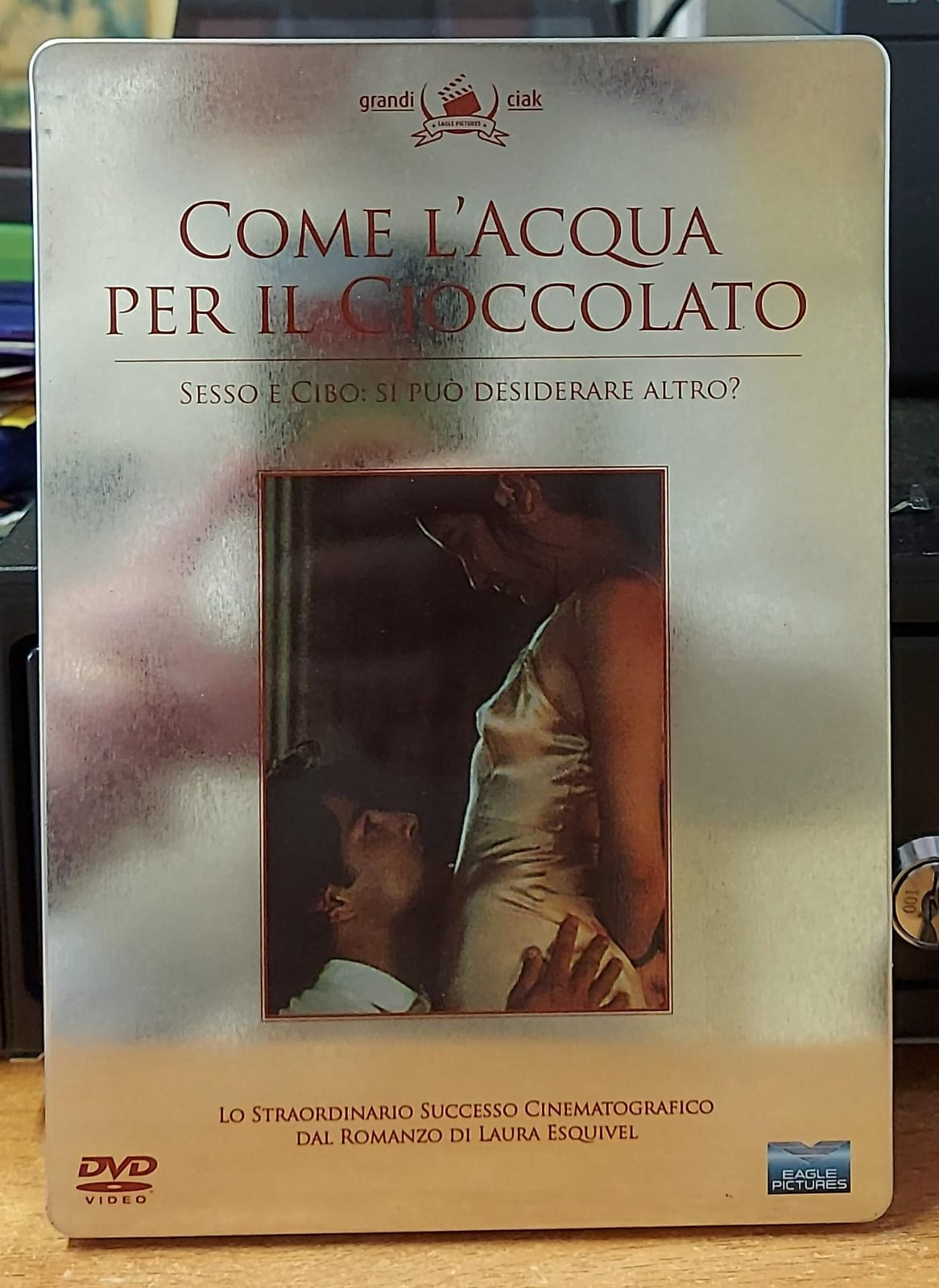 Retro della confezione DVD Come l’acqua per il cioccolato con trama e dettagli tecnici