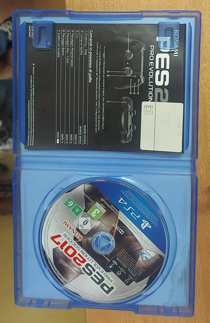 PES 2017 PS4 - disco e foglio dei comandi nella custodia