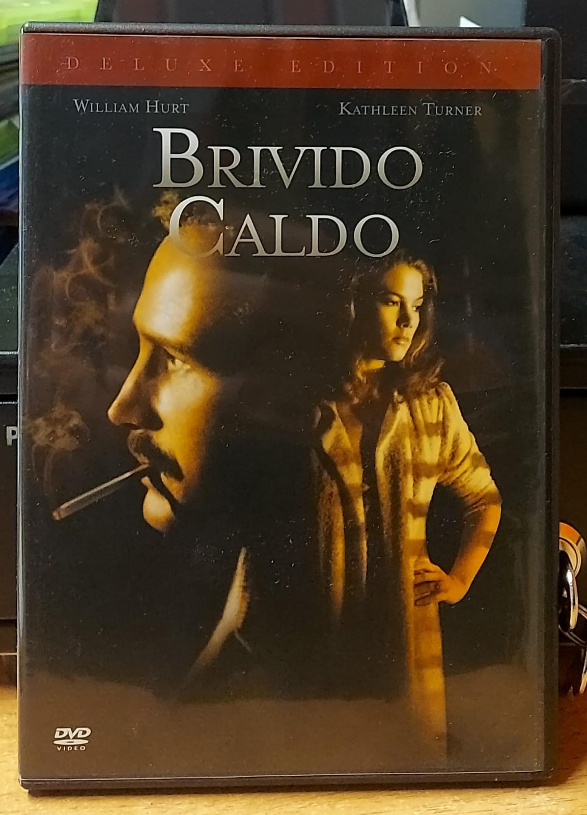 Fronte copertina DVD Brivido Caldo Deluxe Edition con William Hurt e Kathleen Turner