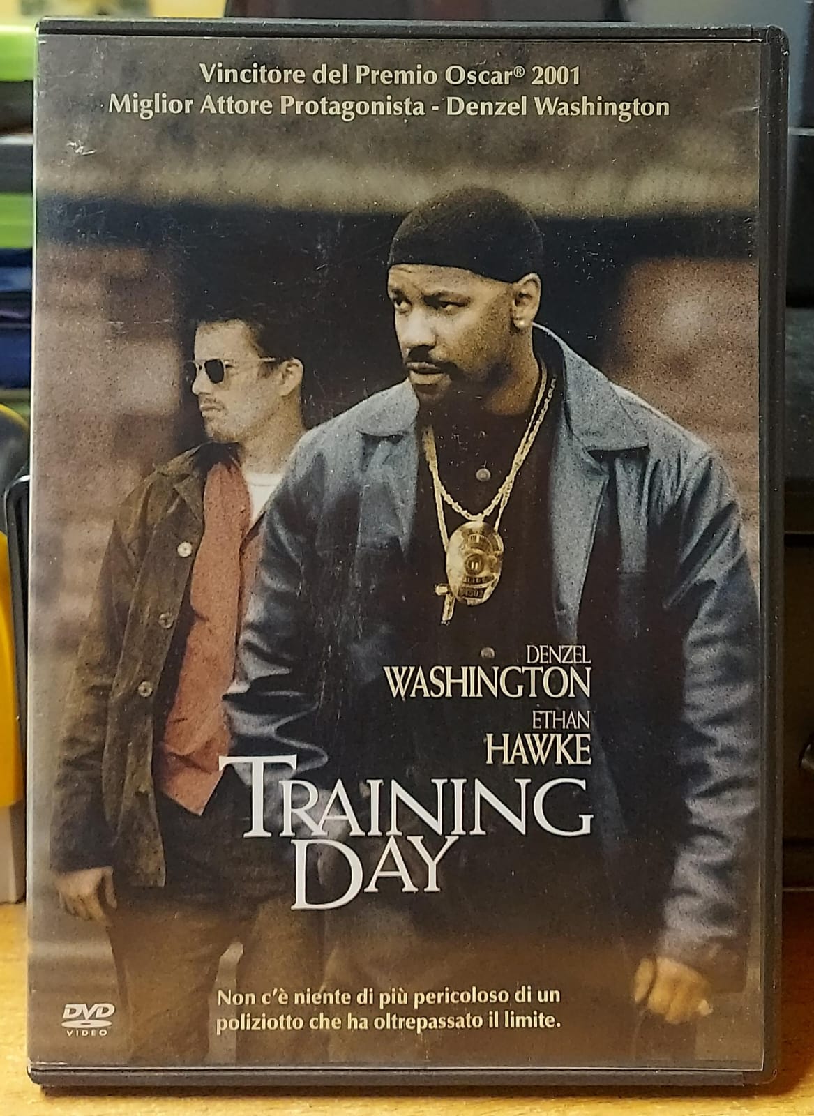 Retro copertina DVD Training Day con trama, inserti video speciali e codice a barre
