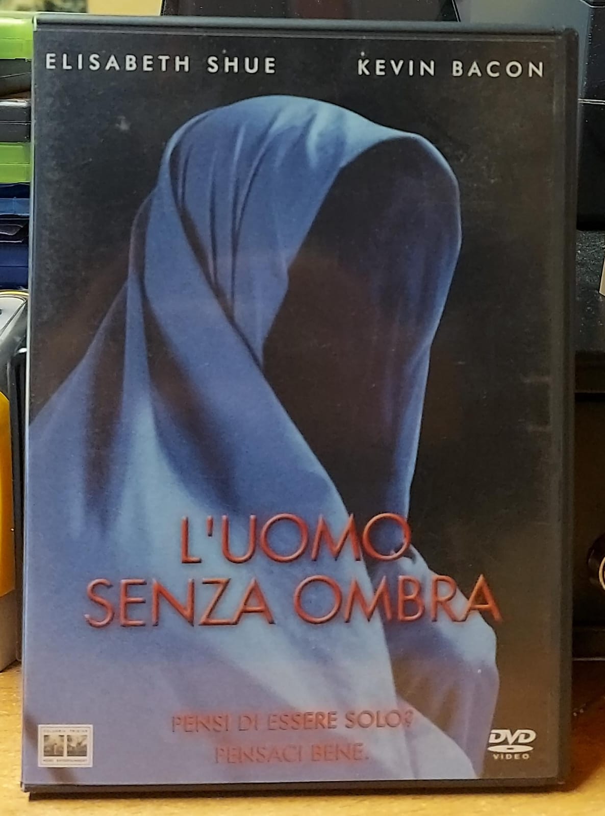 Fronte copertina DVD L'Uomo Senza Ombra con Elisabeth Shue e Kevin Bacon