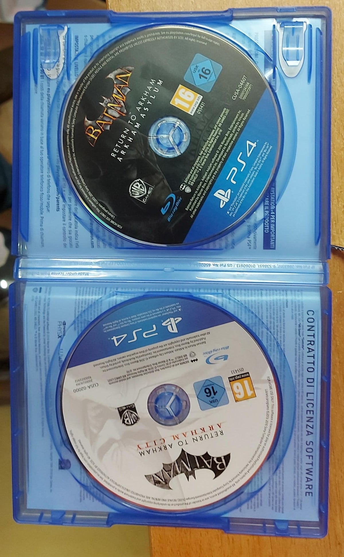 Batman Return to Arkham PS4 usato - interno con i due dischi Arkham Asylum e Arkham City