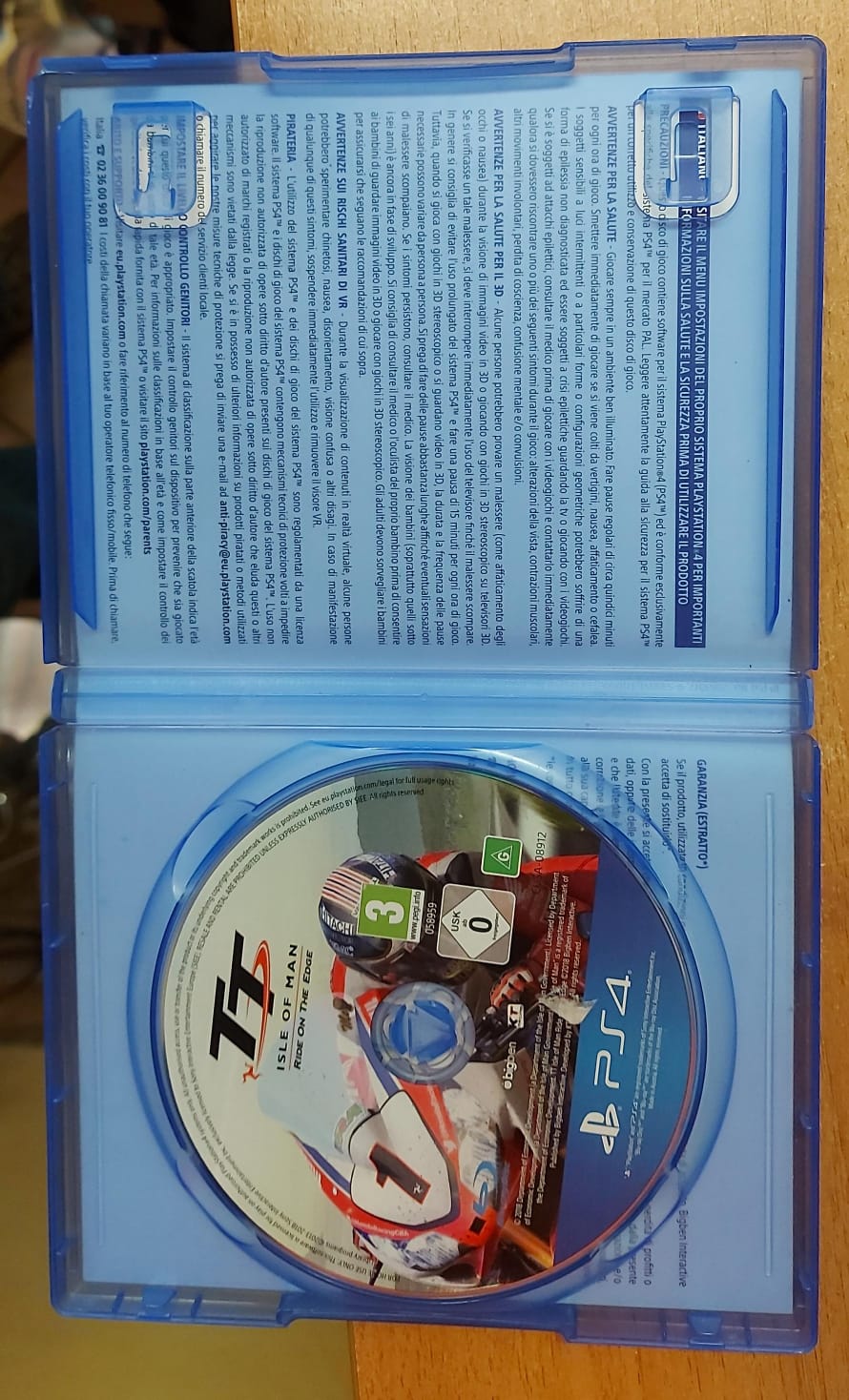 TT Isle of Man Ride on the Edge PS4 usato - disco e interno della custodia